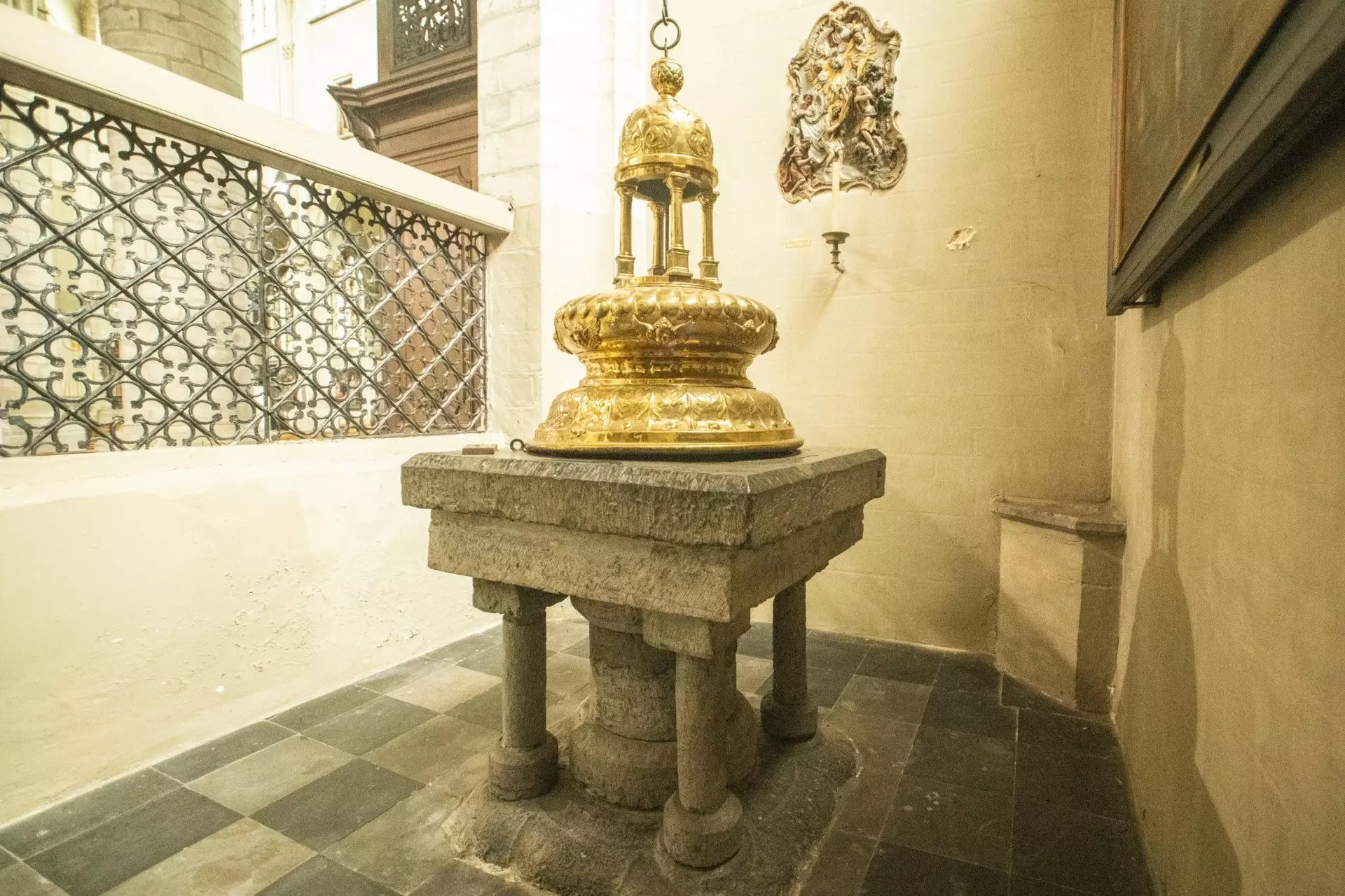 Fonts baptismaux de Tournai (13e siècle)